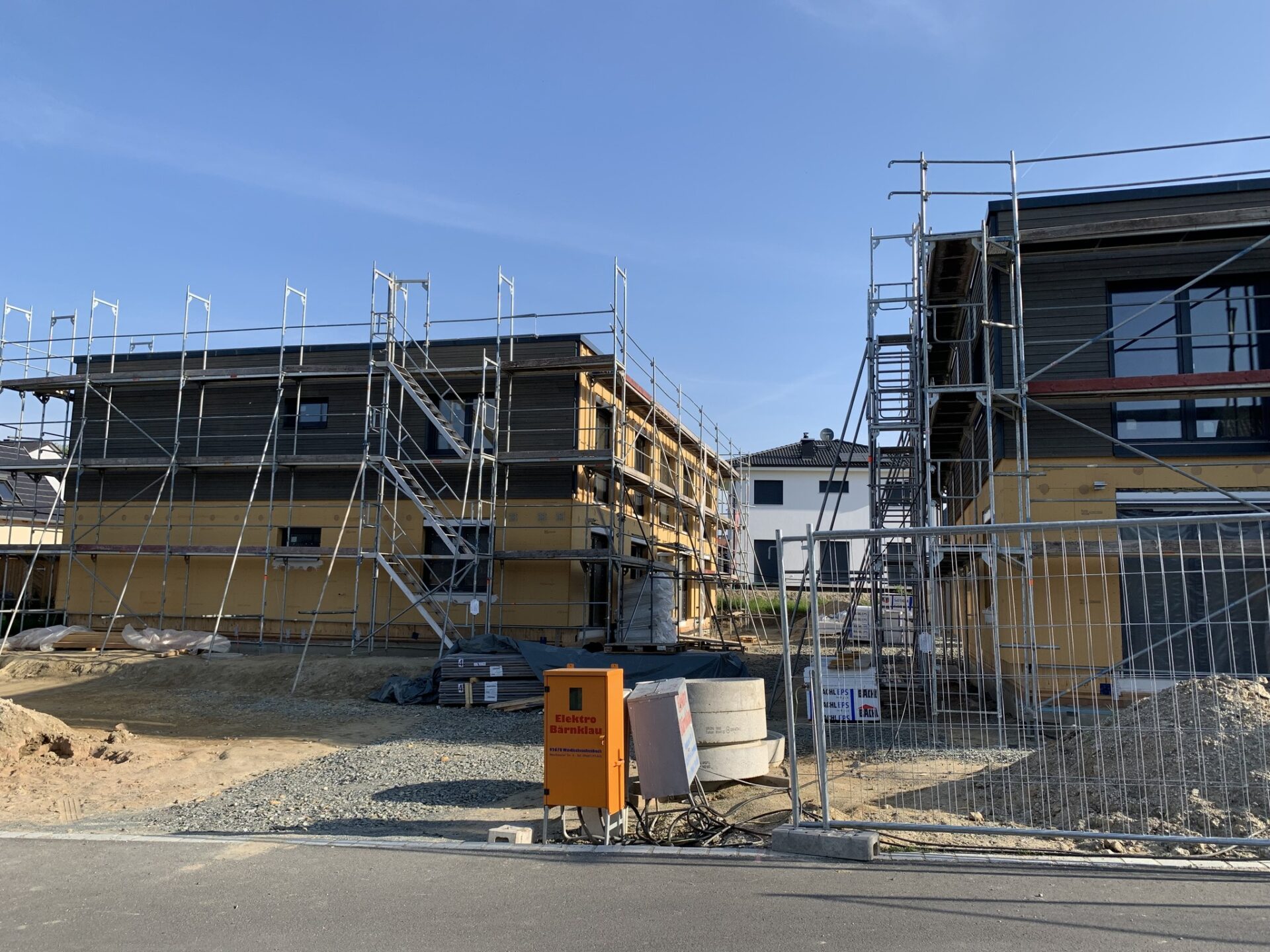 Update aus Neuhaus – die hybride Holzfassade der Mehrfamilienhäuser